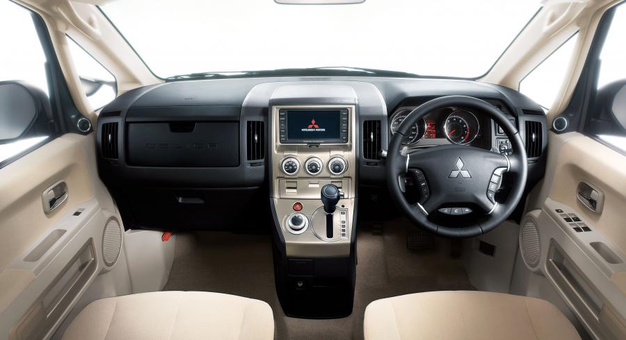 Торпедо Mitsubishi Delica D:5 2007 года  (фото 2 из 31)